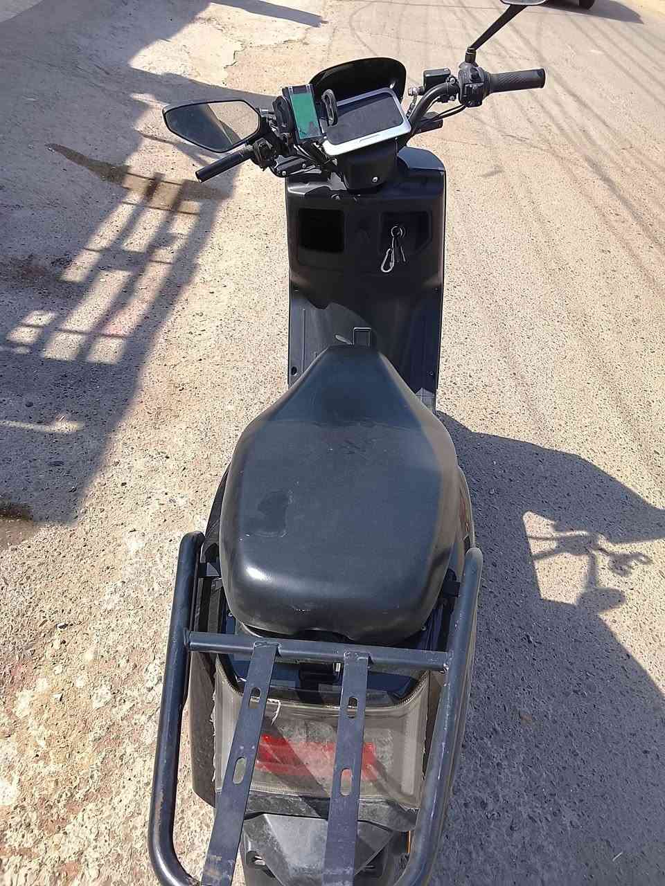 السلام عليكم دراجة شحن للبيع
بغداد 
التفاصيل ......
5 بطاريات 
3سرعات 
بصمه وسويج 
تشغيل عن بعد 
جهاز انذار 🔊
قفل سرعة 
سرعتها 50
تمشي 40 كيلو الشحنه الواحده 
اي نقص مابيها وسعرها مناسب 
للاستفسار ***********
موجود واتساب 💚
