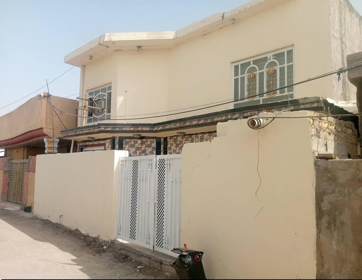🏡 فرصة بيت للبيع | الطهمازية عمود 101 🏡
📐 المساحة:
133م بالسند الرسمي  
150م واقع حال على الأرض  
طابو صرف | سند 25
تحويل مباشر 
ضريبه مدفوعه
الواجهه عشره ونص 

🏠 البناء:
بيت طابقين مرتب  
الطابق الأول: غرفة نوم + صالة + مطبخ + صحيات عدد 2داخليه وخارجيه 
الطابق الثاني: غرفة كبيرة + مخزن صغير يرهم يصير غرفة أطفال

📍 الموقع:
يبعد 200 متر فقط عن الشارع العام، منطقة هادئة ومناسبة للعوائل

📌 ملاحظة: البيت نضيف ومساحته حلوة وسعره مناسب جداً
***********واتساب أو اتصال
