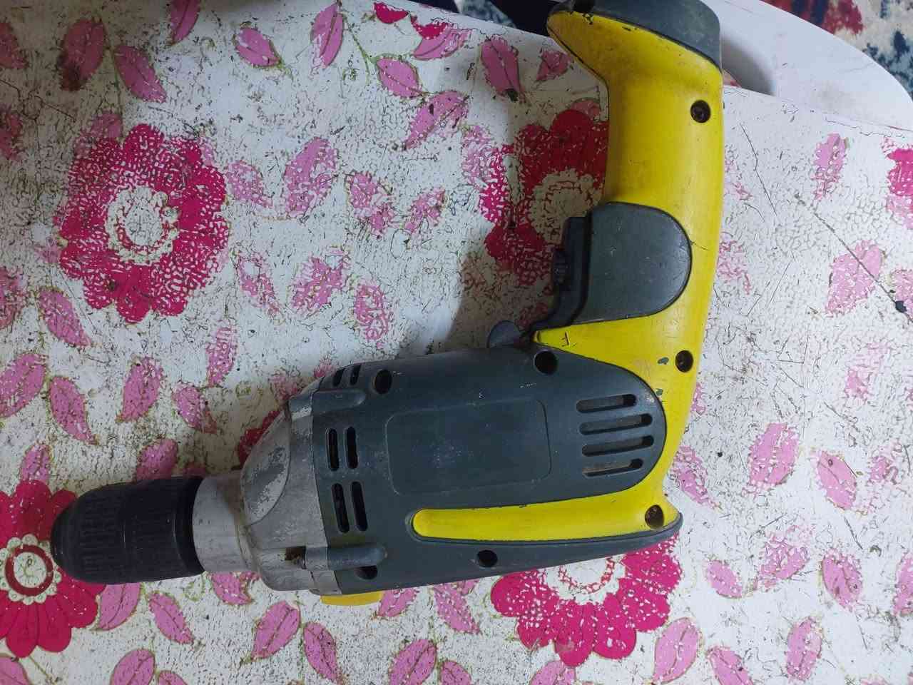 دريل ريشان عدد ٢ الواحد ب٢٠ اذا اثنينهن ب٣٠ قفلهن المكان النجف تفاصيل على الخاص ***********
