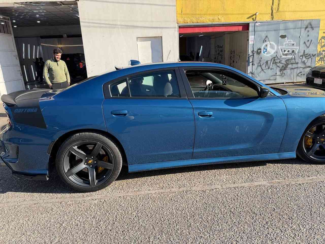 السلام عليكم 
جارجر هيمي v8 rt موديل 2021 فول ما عدا الفتحة تدفئة مقاعد وستيرن ونظام صوتي هارمن كاردن حادثها قطعة وحدة وبيها كلير 4 قطع من امريكا بدون دواخل وشاصي مكفول ومحرك وكير مكفول ماشي62 مايل للبيع بسعر 225 رقم اربيل ومكانها بغداد للاتصال على *********** او مراسلة الصفحة
