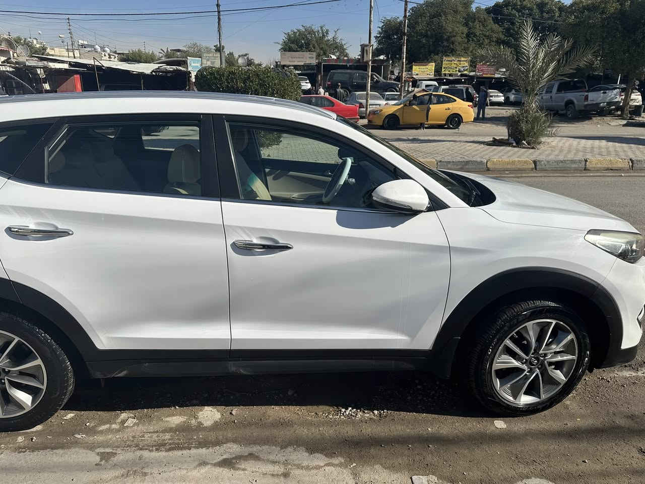السلام عليكم
توسان خليجي 2018
لون ابيض رقم اربيل
سنوية ب أسمي تحويل ثاني يوم
الممشى 107 الف كيلو قابله للزيادة
حساسات 4 خلفية
كامرة خلفيه دوارة 
مراة جانبي شفط 
تخم تايرات جديد
باتري جديد 
تحكم ستيرن 
محرك 2000 دوش
كير و محرك مكفولات
تبريد قطعتين

بيها 3 وضعيات قيادة
ECO (اقتصادي)
NORMAL (طبيعي)
Sport(رياضي)

كل شي واضح بالصور
السيارة بالواقع بعد احلى

ضربتها جاملغ الخلفي على كد
اصبعين  ( يرجع بارد او PDR)
موضح بالصورة 

سيارة مالك اول على ايدي زيرو

السعر :-  188 ورقه
او
دفتر و 88 ورقه

الموقع :- الدورة - حي الجزيرة الثانية

رقم الهاتف : ***********
