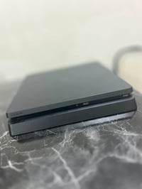 🎮 بلايستيشن 4 سلم (PS4 Slim) نظيف جداً للبيع 🎮   المساحة: 500 جيجا (نص...