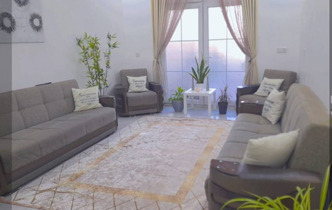 دار للبيع في حي الجهاد الامانة شارع عرض ١٥ متر مع رصيف ٤ متر المساحة ١١٠ متر طابو صرف بناء حديث منفصل نقص واجه فقط للاستفسار ***********
