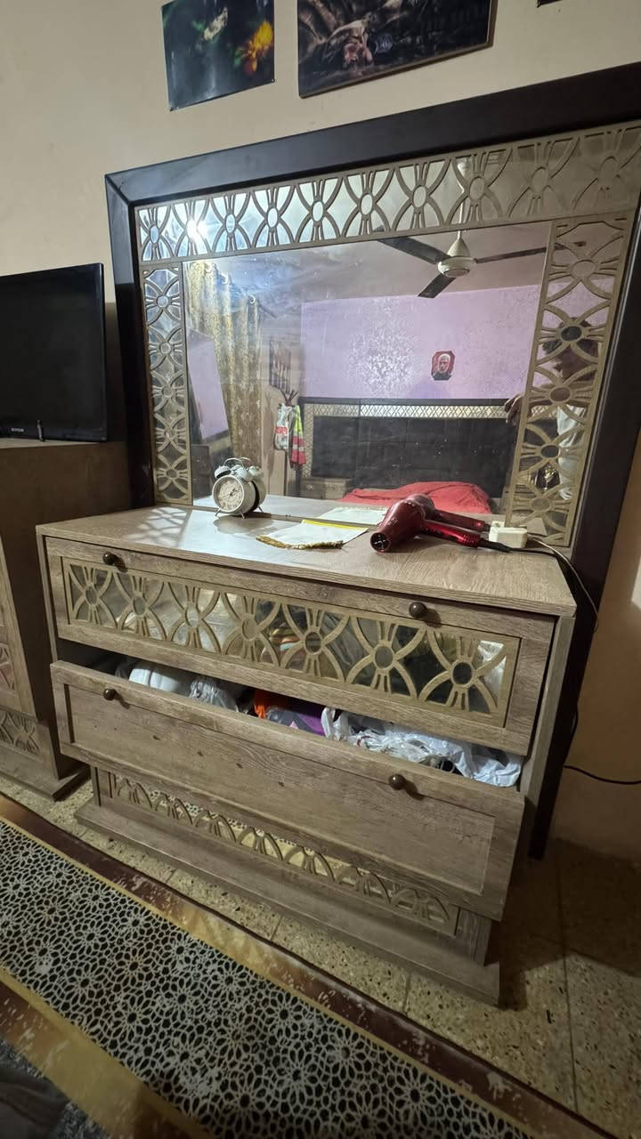 غرفة نوم تركية 8 قطع ثگيله تكمه مع صوميه ( تخت نوم )
العنوان : بغداد / حي الاعلام / شارع البدالة
السعر : 750,000
للتواصل : ***********
