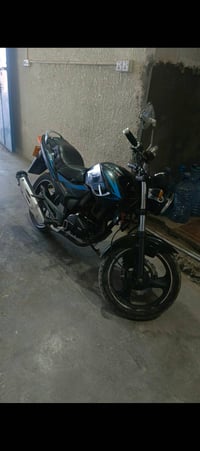 دراجة نارية رياضية بحالة جيدة، لون أسود مع تفاصيل زرقاء. التصميم جذاب ...