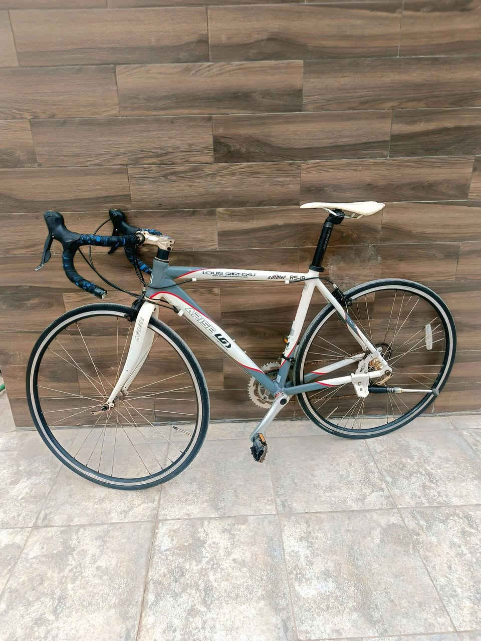 ‏موصل // المجموعة
‏دراجة سباق #لويس #الكندي 
‏ 
‏
‏حجم 28 قياس فريم  51 
‏معدن ألمنيوم بالكامل 
‏لعابات وسستم  Sora  Shimanow 
‏مجمع براكيت 
‏السرعات  9 * 2
‏الحالة نظافة  90 ٪
‏
‏السعر  275 ألف 
‏للتواصل ع الخاص أو واتس /   *********** 
‏
‏*يوجد #توصيل المحافظات
‏
