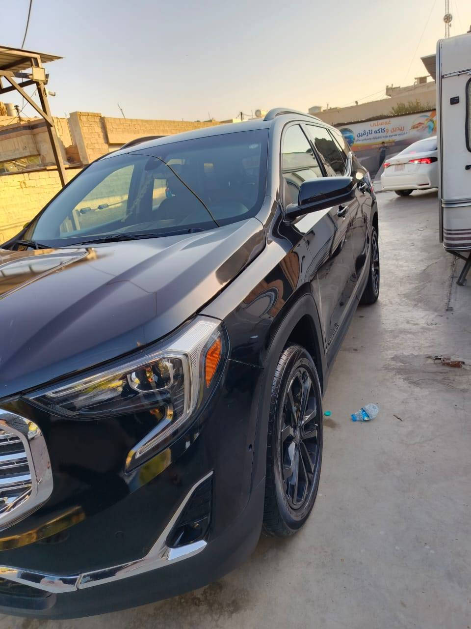 جی ام سی ترین (GMC Terrain) - مودیل 2021
المواصفات والتفاصيل:
​المواصفات: فول مواصفات (قەپات).
​الأوراق الرسمية: سنوية ورقم جديد، مع وجود بطاقة الوقود (البنزين).
​حالة البدي (الصبغ والضرر):
​البونيد: مستبدل (کۆڕاوە).
​الجاملغ (المدقر) جهة السكن: فيه تعديل بارد مقدار 10 سم.
​الجاملغ (المدقر) جهة السائق: نصف صبغ (بدون داخل).
​الجاملغ (المدقر) الخلفي جهة السائق: مصبوغ.
​الإيرباكات: جميعها مفتوحة (تەقیە) ولكن تم إرجاع السيستم بالكامل. ***********
