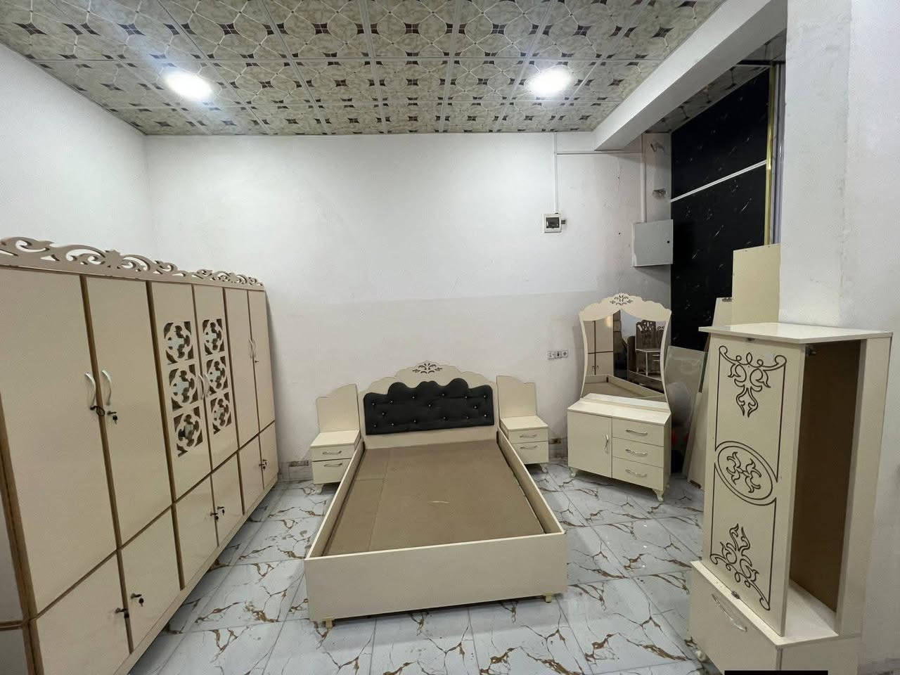 غرفة نوم 6قطع جديد MDF تفصال درجة اولى كنتور 2قطعتين منفصل قياس الكنتور طول 270سانتيم وارتفاع 230سانتيم سيسم نضام تخت منفصل اخو جديد مستخدم  السعر 450بي مجال بسيط للاستفسار*********** العنوان كركوك
