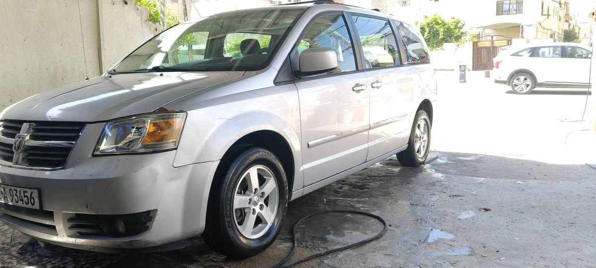 دودج كرفان 2008 SXT  كلين بدون حادث فقط باب الحنطه مبدل 
محرك 3800 
بيها تكحيلات وبارد بسيطات كلش سونارها موجود السيارة اخذتها قبل شهر تقريبا هزه جديده ورقم دولي جديد كامله مكمله ملاحظه السيارة بيها نظوح بالكير ومو شي قوي فد شي كلش بسيط صاحب السيارة القديم جان مبدل كيس مدري شمسوي مال دهن ومن مرجعي ممرجعي بلادي وبدون تنقيط فقط اثر بسيط كلش 
صدر امامي جديد
منظومه زينون جديده 
 محرك وكير خير من الله
 تبريد جديد ادامه كامله جديده
 بيبان كهرباء
 فتحات خلفيه كهرباء
 ويل كاب 4 
مي راديتر احمر زيتي 
دهن وفلتر مبدل قبل اسبوع 
سبب البيع توازيت على فلوس واريد ابيعها السيارة باسمي تحويل ثاني يوم 
السياره خير من الله ما توكفك بطريق ابد رقم السيارة بغداد ومكانها بغداد العطيفية
السعر 122
 للتواصل *********** 
متواجد واتس اب
