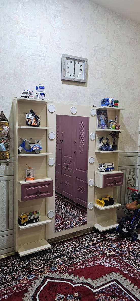 للبيع ٣ ابواب وسرير نفر واحد وميز تواليت تعليق عمل نجارة مو جاهزة MDF نظيف للإستفسار ***********
