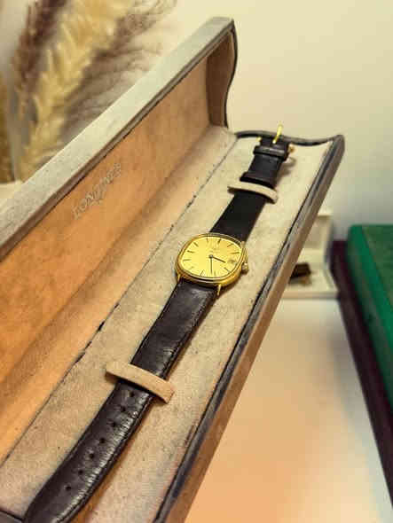 ساعة لونجينيز الدقيقة هي من الإصدارات النادره والمحدودة في أواخر الثمانينات وتتميز بماكنه خاصة ومينا مختلفه وشكل انيق لتكون ضمن مقتنياتك المخزنه .
.
.
ساعة : لونجنيز 

منشأ : سويسرا

حركة : أوتوماتيك بمكانه خاصه 994

قـطر : 33مم

مـينا : ذهبي مشطب مميز

معدن : مغلف ذهب 10
.
.

يوجد خدمة توصيل لجميع المحافظات العراقية 

واتساب ***********

بعض الساعت ليست لمعرفة الوقت فقط.
