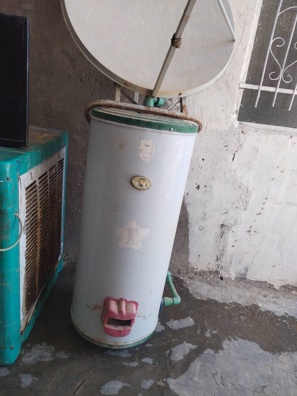 السلام عليكم غراض لبيع شرط الشغل بلازمه 32بدون نت ومبرده برفاب شرط الشغل وكيزر شرط الشغل وصحن مكان حي السلام ***********
