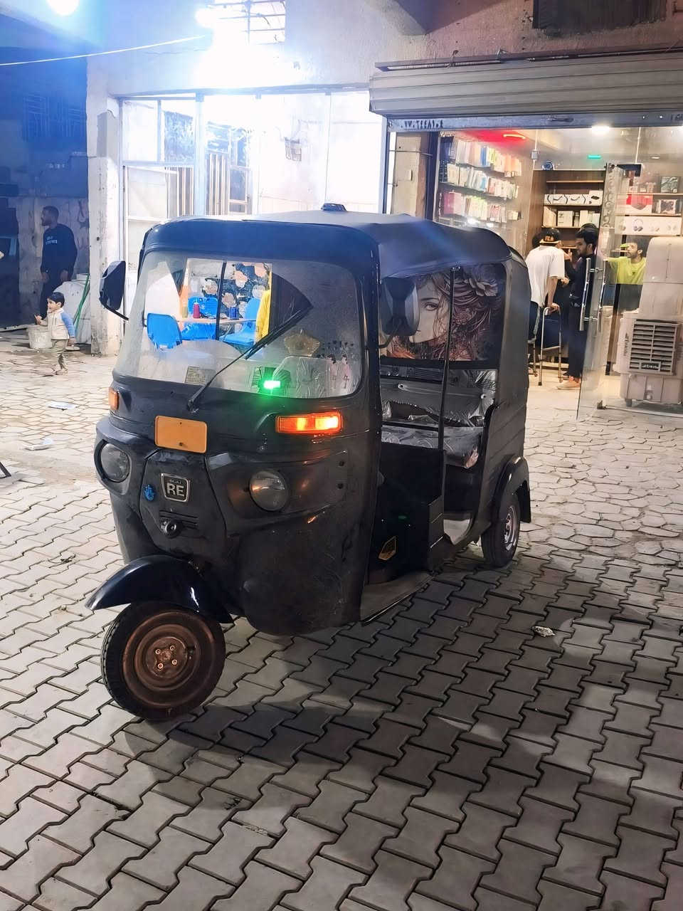 السلام عليكم  للبيع المكان بغداد الحسينيه تخم تاير جديد اي نقص ما بيها  كامله دوشمه جديده تشادر جديد كهربائيات كلها شغاله مكينه لا تنقيص ولا تبخير سعر ب ب 3500 وبيها مجال بسيط متواجد على الواتساب والشراي يتصل مراوس حسب القناعه ***********
