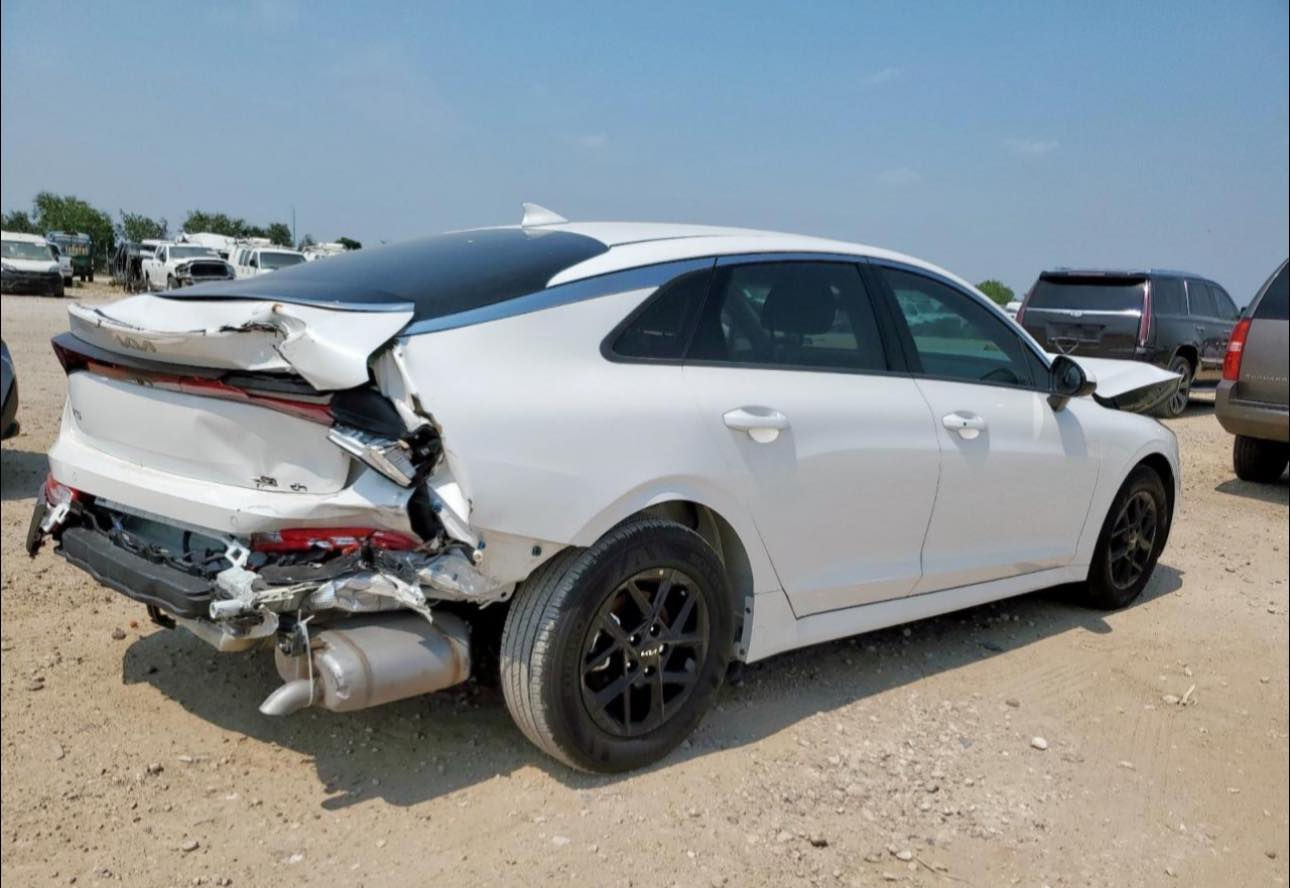 للبيع K5 2025 على حالته 
مواصفات LXS
سياره جديده مشي ٢٨٠٠ميل

سياره يترقم شمالي حالياً واصل و حاضر
وياه ٣ شهر للترقيم عقد شركه يطلع باسماك
سعر سياره ١٥٨ ورقه بيه مجال بسيط

***********
