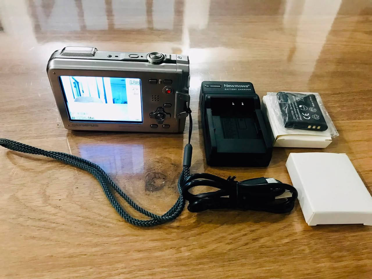 كاميرا "ضد الكسر" Olympus Tough مع 2 بطارية جديدة و الشاحن .
مواصفاتها السريعة: 

•  14 ميجابكسل حساس CCD

•  زوم بصري 5x 28-140mm f/3.9-5.9 

•  ضد الماء 10 متر / 33 قدم + ضد الصدمات 2 متر / 6.6 قدم + ضد التجميد -10°C

•  شاشة 2.7 بوصة + فيديو HD
للإستفسار يرجى مراسلتي .


**إذا كنت صاحب هذا الإعلان وتريد حذفه لأي سبب، رجاءا أرسل رسالة إلى الدعم الفني**