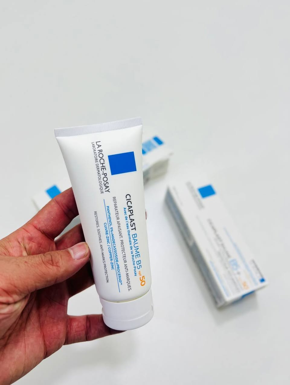 LA ROCHE-POSAY CICAPLAST BAUME B5+   100ml 🇫🇷
كريم سيكا لإصلاح وترميم البشرة الحساسة والمتضررة ✨
يهدّئ الاحمرار والتهيج ويرطّب بعمق، مناسب للوجه والجسم.
🎗 يحتوي على بانثينول B5 لتهدئة وترميم البشرة
🎗 مع مغنيسيوم نشط يعزز قوة ومرونة البشرة
🎗 يقلل آثار الخدوش والجروح الصغيرة ويساعد على تجفيف البثور
🎗 قوام خفيف وسريع الامتصاص
🎗 مثالي للبشرة الجافة والحساسة
المنشأ: فرنسا 🇫🇷


**إذا كنت صاحب هذا الإعلان وتريد حذفه لأي سبب، رجاءا أرسل رسالة إلى الدعم الفني**