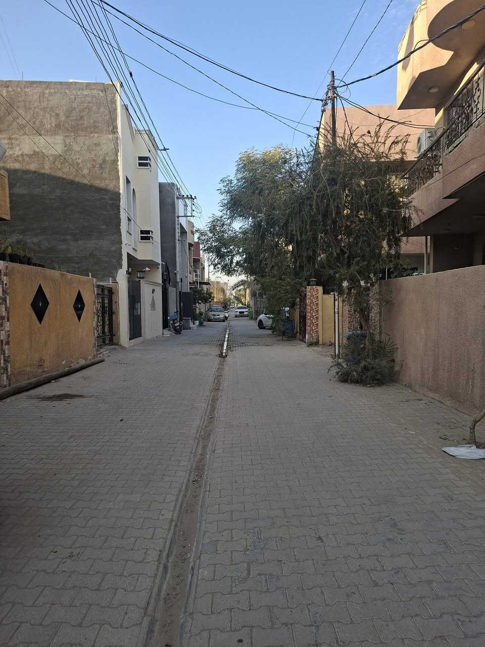 السلام عليكم دار زراعي ١٠٠ متر حديث بسعر مناسب بناء سنة ٢٠٢٣  وقف ذري منطقة السبع ابكار قرب حسينية الحجاج موقع قريب عالسدة  يحتوي على ٤ غرف نوم وصالة ومطبخ وبه نقوصات بسيطة واجهة غير ملبوخة وغرفتين ودرج بدون كاشي ،بناء درجة اولى اساس رفت ١ متر جدا عالي عن الشارع اضافتا شارع ٨ متر مقرنص مع كافة الخدمات للاستفسار الاتصال على الرقم *********** متوفر وتساب
