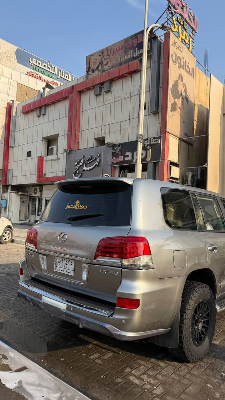 للبيع لكزز LX570 2009 باسمي مصبوغة عام حادثهه طايحة عليها سقيفه البيت مكينة كير حدادة تبريد كلشي تمام والسيارة جاهزه محدثة 2015 من الخارج تريدهه ب هذا الويل او تريده بالويل بالبلادي للاستفسار على الرقم فقط لان مكلف بالنشر ***********  البصرة سنوية 
بأسمي تحويل مباشر السعر 280 وبيها مجال للشراي 
بيع فقط بدون مراوس
