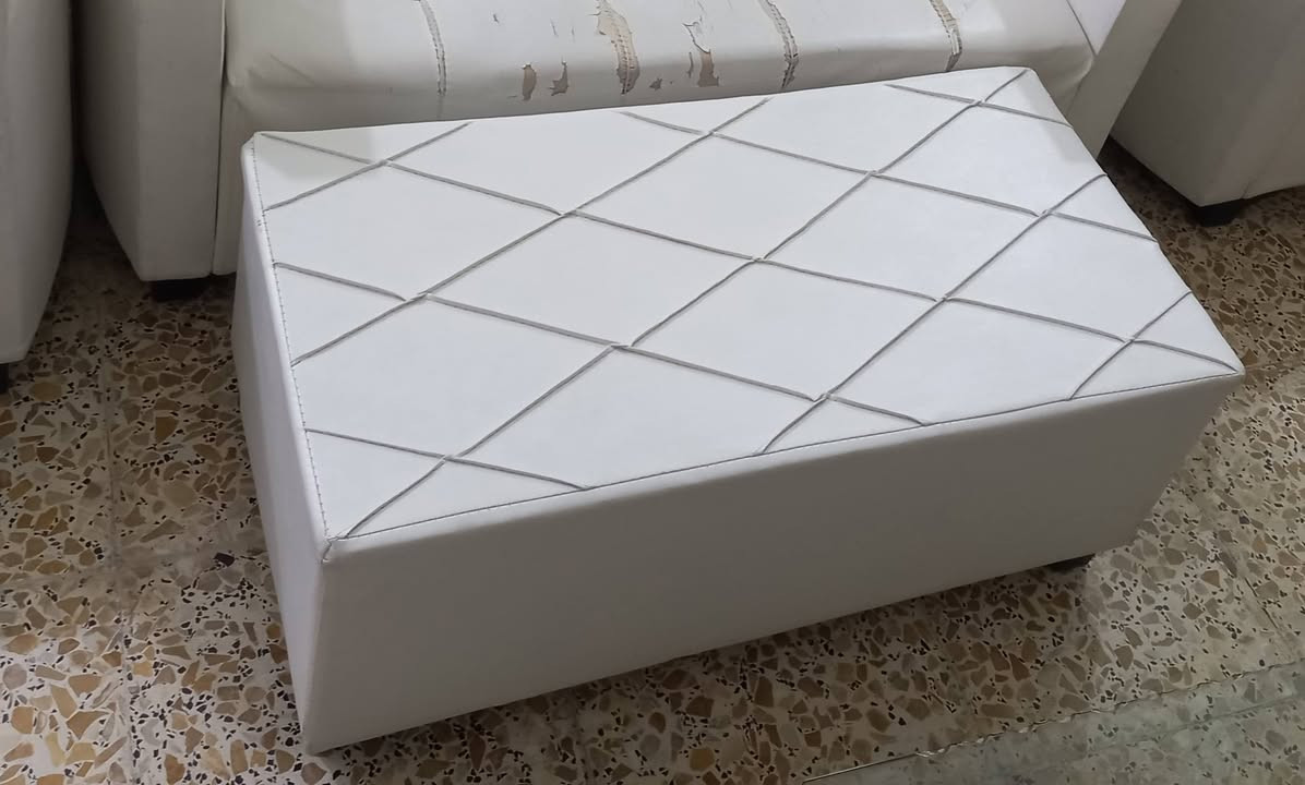نص تخم للبيع قنفه وكراسي ٢ سعره ب ٦٠ حي الاسره ***********
