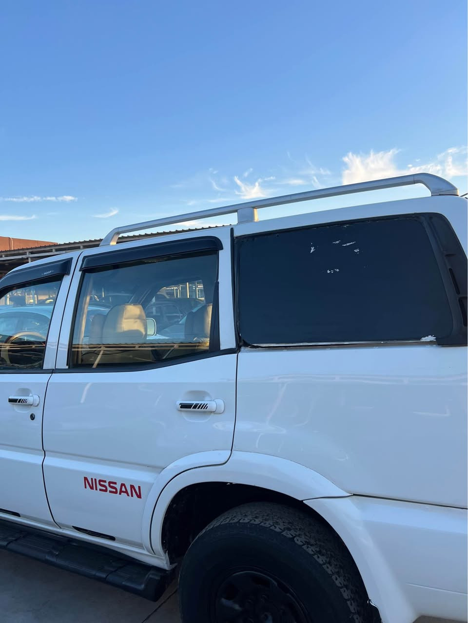 نيسان موديل 2000
رقم دهوك شرط تحويل و غرامه 
غرامه ٣ ورقه له سعر تيته خوار
سياره كير عاديه و دبل اكسن 
داخل زه رد و غلاف جديد 
گير و مكينه شرط 
سعر43 وًمجال 
*********** شيخان, نينوى
