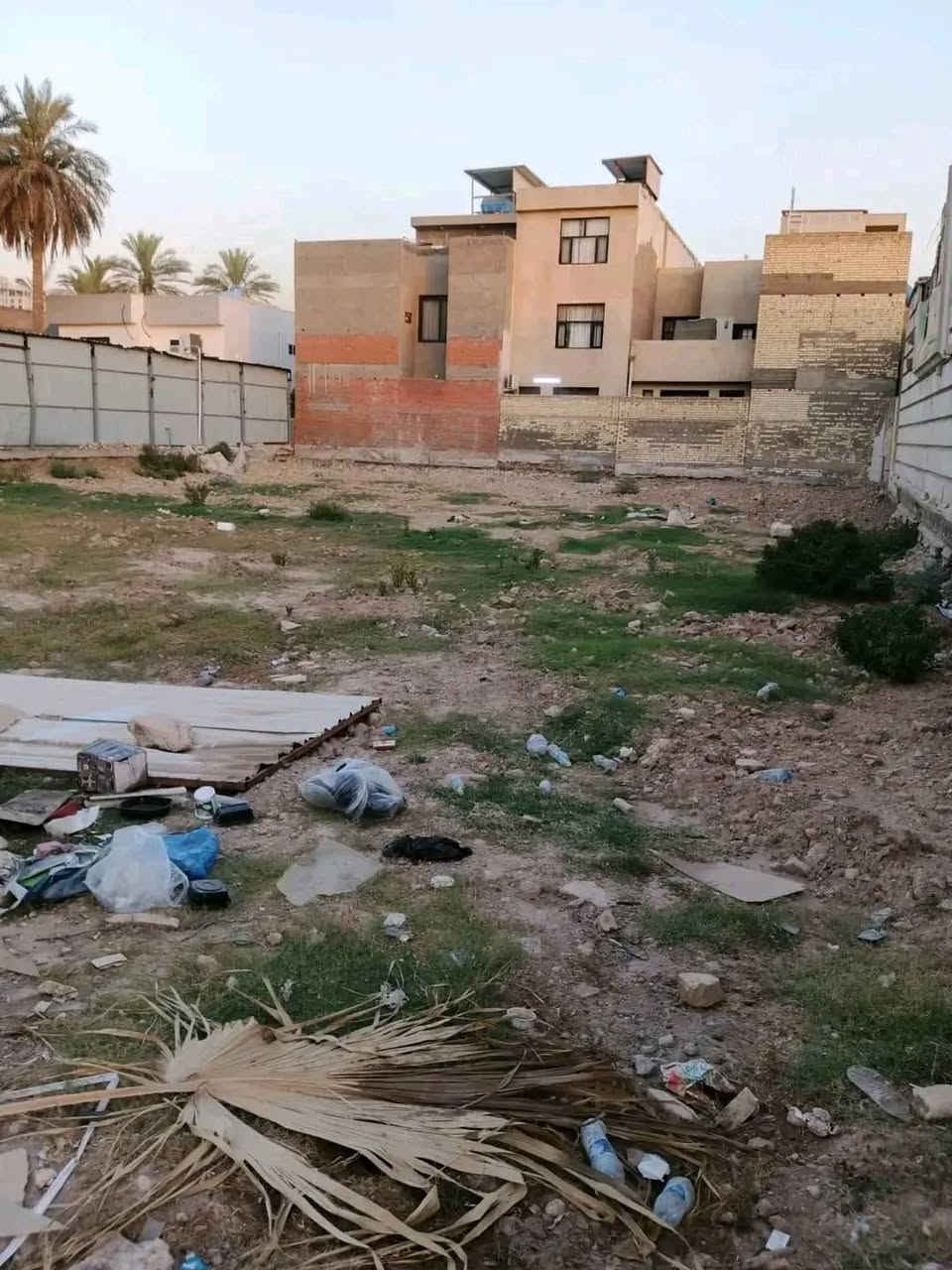 قطعه ارض للبيع المساحة 1000 متر الواجهة 25 النزال 40  الموقع السيدية شارع الأمن تباع نصفين أو كامله 
سعر المتر 5 مليون و500 وبي مجال
الاستفسار الاتصال على حليم   ***********
