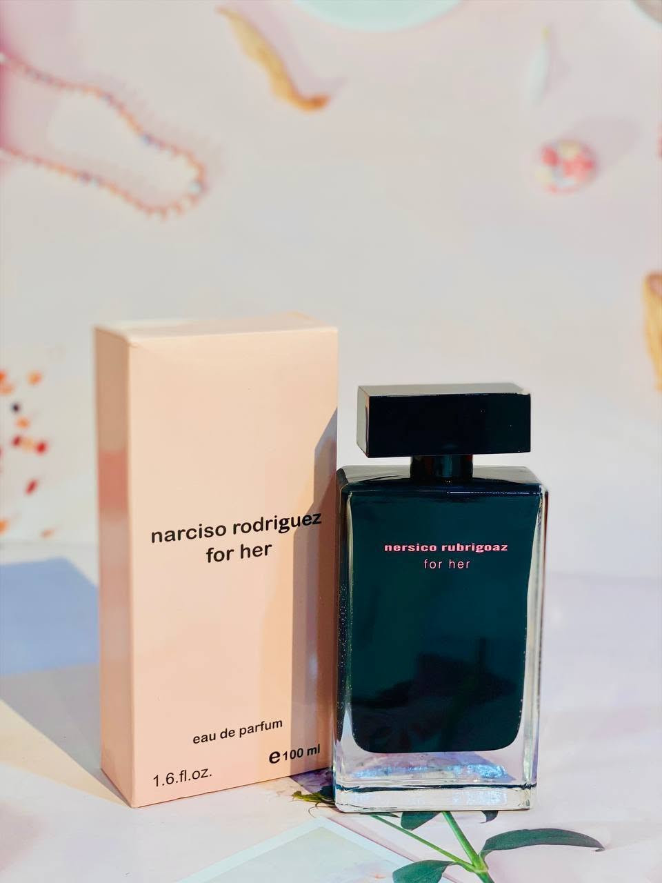 عطر نارسيسو رودريغيز فور هير (Narciso Rodriguez for Her) بتركيز Eau de Parfum هو تجسيد حقيقي للأناقة الغامضة والأنوثة الطاغية ✨. ينتمي هذا العطر الأيقوني إلى عائلة العطور الزهرية، الخشبية، والمسكية، ليمنحكِ حضوراً ساحراً لا يُنسى 💖.
إليكِ رحلة هذا العطر الساحر ونوتاته العطرية:
🌸 الهرم العطري والـمكونات
 المقدمة (إفتتاحية العطر): ✨
تبدأ الرحلة بنسمات رقيقة ومخملية تجمع بين نعومة الورد وجاذبية لب الخوخ اللذيذ، لتعطيكِ إحساساً فورياً بالانتعاش والنعومة.
 القلب (جوهر العطر): 🧲
ينبض قلب العطر بـ المسك الفاخر الذي تشتهر به علامة نارسيسو، ممتزجاً بلمسات دافئة من العنبر الناعم، وهو السر وراء جاذبية العطر التي تخطف الأنفاس.
 القاعدة (ثبات العطر): 🪵
تستقر الرائحة على قاعدة غنية ودافئة من خشب الصندل وعمق الباتشولي، مما يمنح العطر ثباتاً ممتازاً وعمقاً يفيض بالدفء والغموض.


**إذا كنت صاحب هذا الإعلان وتريد حذفه لأي سبب، رجاءا أرسل رسالة إلى الدعم الفني**