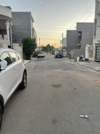 قطعة أرض   حي العباس مقابل حي الحسين كلية الرشيد   المساحة  ١٤٧.٥  واج...