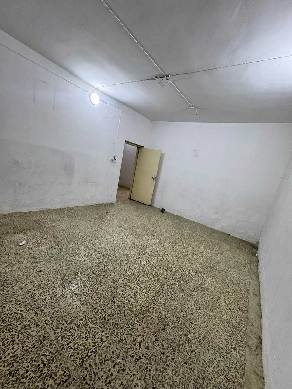 بيت للايجار في حي الامام قرب مدرسه الصادق 

يحتوي على 

غرفتين وكلندور ومطبخ وصحيات داخليه وخارجيه 

قيمه الايجار  350 وقابل للتفاوض 

للاستفسار مراجعه مكتب الخضراء للعقار

***********
***********
