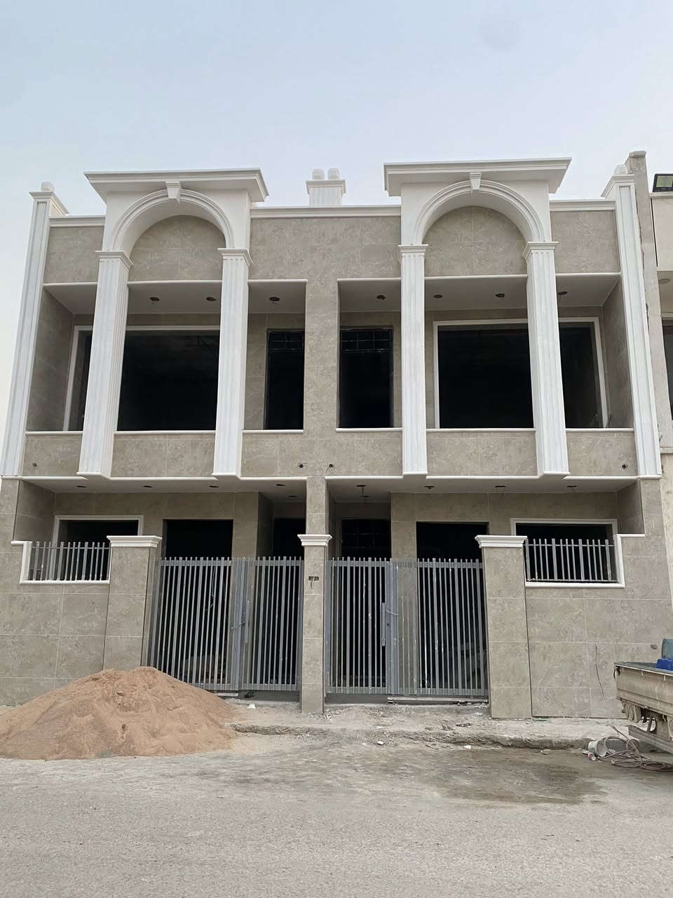 ✅ #اسعار الهيكل ( كرستة + عمل ) الخاصة ب  شركة البيت العراقي للبناء ✅
.

.

💵 تبدأ الاسعار بناء الهيكل  من 180 الف دينار فما فوق حسب المساحة وحسب المواد المستعملة 💵 

 وبناء كرسته وعمل تبدا  من 350 فما فوق حسب المواصفات المطلوبه 

.

✅ مواصفات هيكل ( كرستة + عمل ) بسعر 180 الف دينار / متر 

1- تنظيف وتهيئة الموقع مع فرش طبقة سبيس بسمك 10 سم ( مع الرش والحدل الجيد ) 

2- رش مادة النفط الاسود للوقاية من الارضة 

3- فرش طبقة من النايلون الزراعي 

4- تاسيس شبكة المجاري للدار حسب المخططات #الهندسية باستعمال انابيب بلاستك ( الامل الشريف ) 

5- تسليح الاسس بحديد تسليح عراقي نوع  FF ( استعمال قطر تسليح 12 ملم و 16 ملم حسب الحاجة ) 

6- صب #الاسس ( نوع رفت ) بواسطة خباطة مركزية و #كونكريت نوع C30 وبسمك

قدره 40 سم 

7- رش الاسس وتغطيتها بالماء بعد عملية الصب ب 24 ساعة 

8- صب الباتلو بارتفاع 10 سم باستعمال اسمنت مقاوم للاملاح وحسب المخططات الهندسية 

9- بناء الجدران باستعمال الطابوق الجمهوري ( الاصفر ) 

10- نصب فريمات الشبابيك ( حديد سمك 1.8 ملم ) اثناء عملية البناء 

11- البدء باعمال النجارة للسقف مع وضع جكشنات الانارة ومد انابيب السبالت والكامرات والانترنت ومن ثم البدء باعمال التسليح باستعمال حديد تسليح عراقي نوع FF  مع عمل جسور مسلحة فوق الجدران وحسب #المخططات_الهندسية 

12- صب السقف بسمك 20 سم بواسطة الخباطة المركزية واستعمال كونكريتC35 

13-رش وتغطية السقف بالماء بعد 24 ساعة من عملية الصب 

وهكذا يستمر باقي العمل لحين الانتهاء من باقي طوابق الدار 

.

🛑 ملاحظات اضافية :

✅ يتم تزويد صاحب الدار بصور من الموقع تبين مراحل العمل اليومية 

✅ لا نتعامل بالاقساط ويكون نظام الدفع على شكل سلف خلال مراحل العمل وحسب الاتفاق بين الطرفين 

.

للاستفسار يرجى الاتصال على 

***********

***********

***********

او زيارة المكتب والكائن في 📍

البوعيثه قرب جامع الحاج كامل العبود 

.

✅ ادناه صور مختلفة من مواقع العمل الخاصة بمكتبنا

@إشارة@
