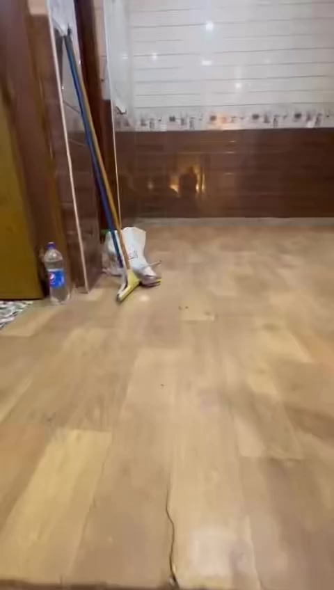 شقة طابق اول
85 متر تحتوي على 3 غرف نوم وهول ومطبخ وحمامين 
وسطح 
شارع وقف الحجاج (المقرنص)
***********
