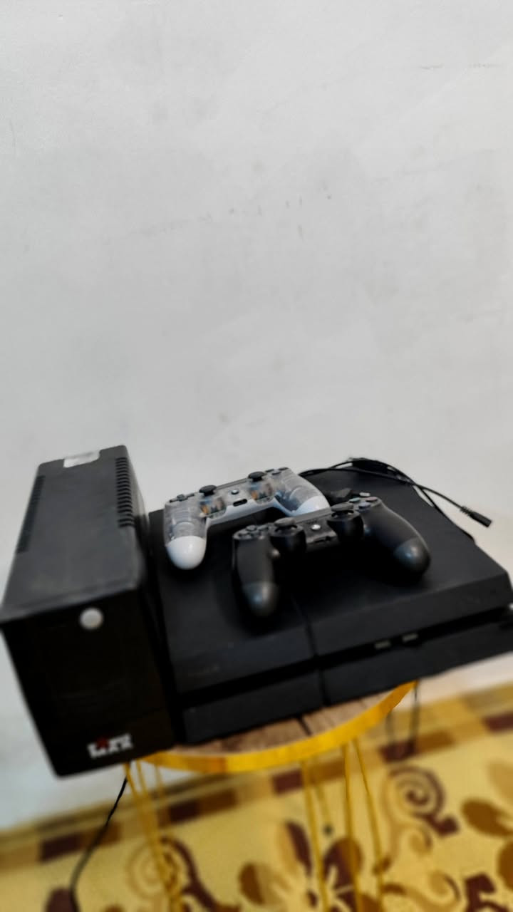 بلي 4 فات مهكر + يدات 2 اصليات + يو بي اس وكيبل HD اصلي وملحقاته .  بي فيفا 21 و26 السعر 290 وبي مجال قليل المكان نجف حي ميسان ***********
