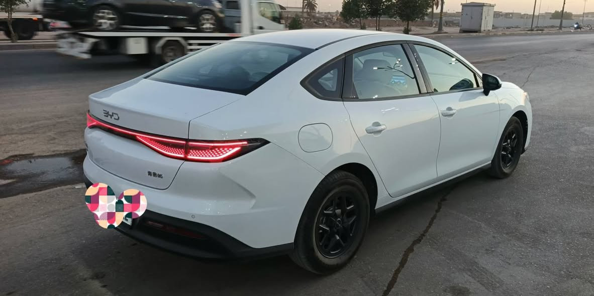 السلام عليكم للبيع BYD  سيل فايف 
موديل 2025
اللون ابيض 
الرقم بغداد
ماشية 5000
السيارة كفالة عامة 
السعر جدا مناسب 
للاستفسار الاتصال على الرقم ***********
