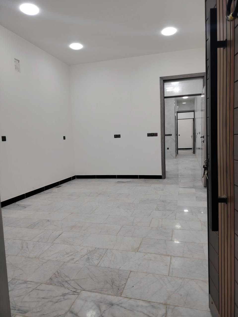 سلام عليكم
متوفر دار مساحة 80م للايجار في حي الاساتذه خلف الخط السريع
يحتوي على استقبال وحولي وغرفه نوم للطابق وحمام
واثنين نوم بالطابق الثاني وحولي وحمام لللاستفسار الاتصال على الرقم *********** واتساب متوفر
***********
