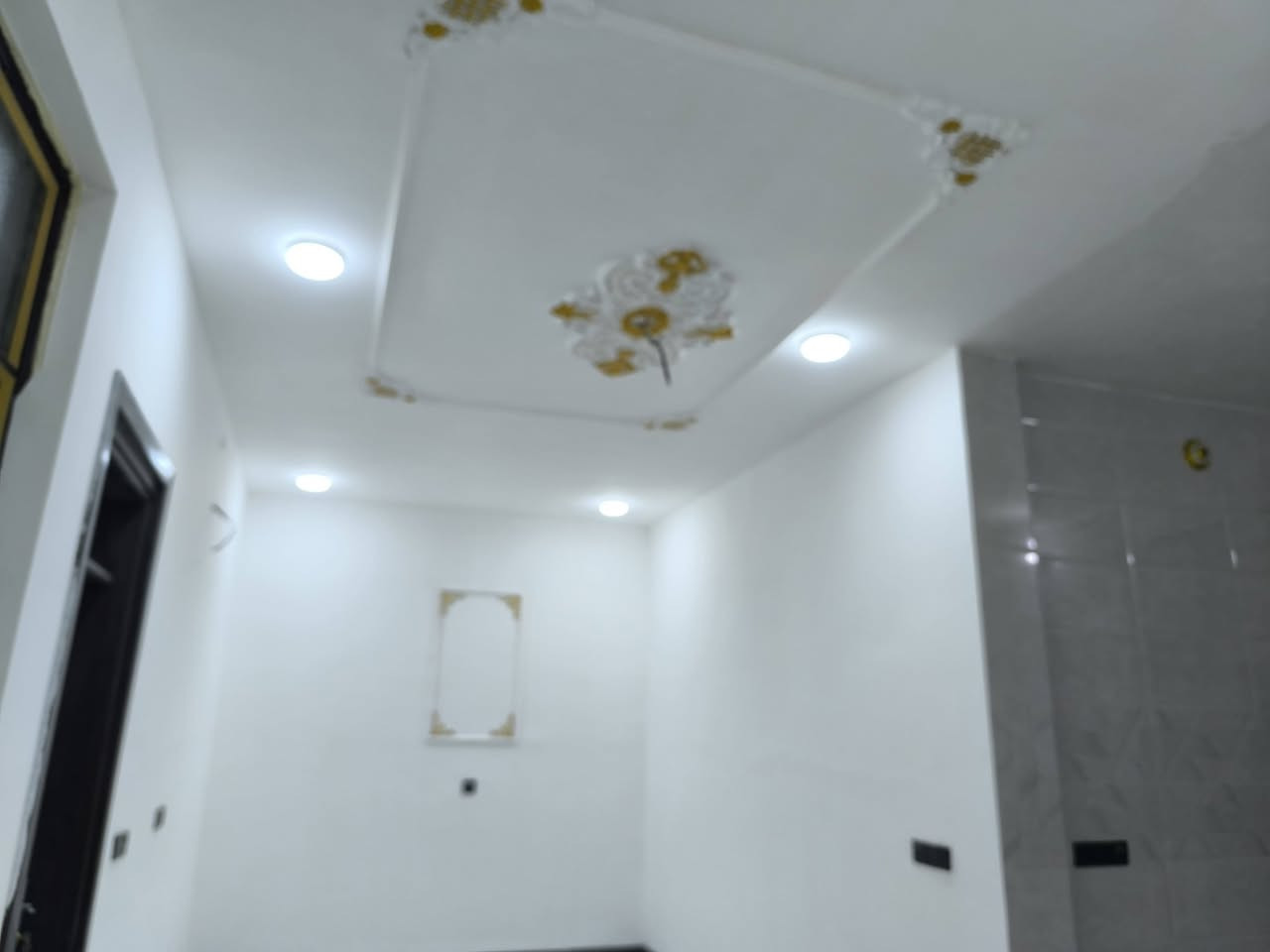 الموقع: حي ميسان – شارع الشيوخ 
📐 المساحة: 100 متر مربع
🏗️ البناء: صب كونكريت (أساس + سقف) – شغل درجة أولى
━━━ 🔹 تفاصيل الدار 🔹 ━━━
🛏️ غرفة نوم
🛋️ صالة + استقبال
🍽️ مطبخ
🚽 حمامين
🌤️ مكشوفة (ساحة/مناور)
━━━ 🔹 مميزات إضافية 🔹 ━━━
✔️ بناء قوي وحديث
✔️ موقع هادئ وحيوي
✔️ مناسب للسكن العائلي
📞 للاستفسار: ( ***********)
