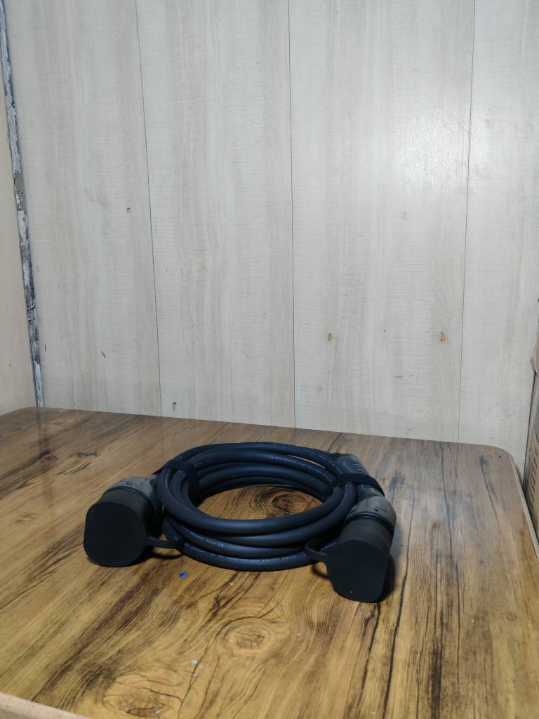 كابل شحن سيارة كهربائية من نوع 2 إلى نوع 2 من ماركة "جونيو" (GONEO). 
يدعم الشحن عالي الطاقة، بحد أقصى يصل إلى 22 كيلووات.
متوافق مع معايير IEC 62196 و EN.
حاصل على شهادات الجودة.
السعر 50
لتواصل على واتساب *********** بغداد, العراق
