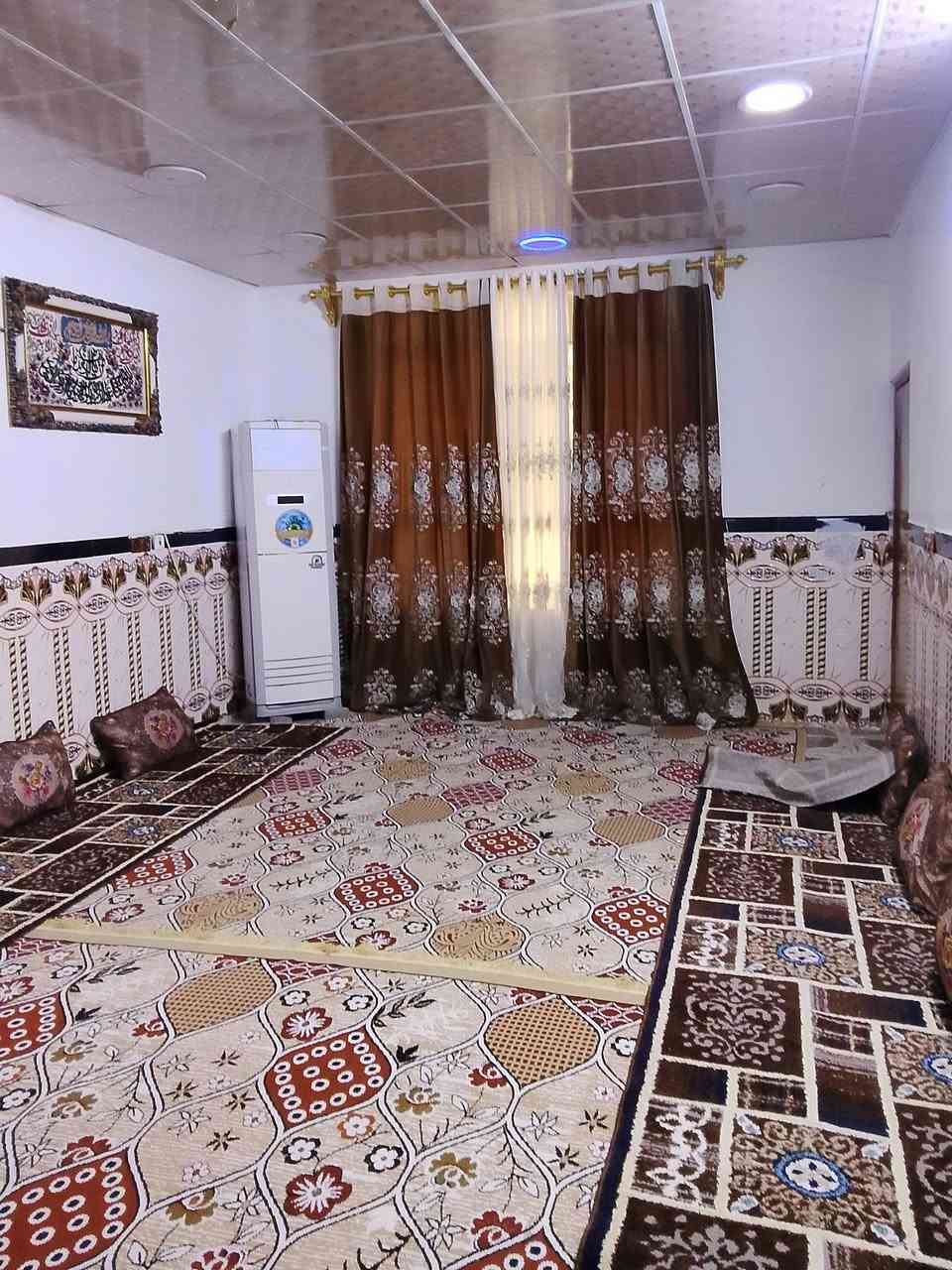 السلام عليكم بيت للبيع مساحه 300 متر استقبال كلدور هول صاله غرفتين نوم مطبخ صحيات داخليه وخارجيه قريب الشارع الخدمي العريفيه خلف قصابه المصطفى ***********
