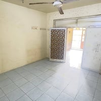 شقه للايجار شارع عمر بن عبدالعزيز خلف منتزه الاخطل مطبخ وصحيات وصاله و...