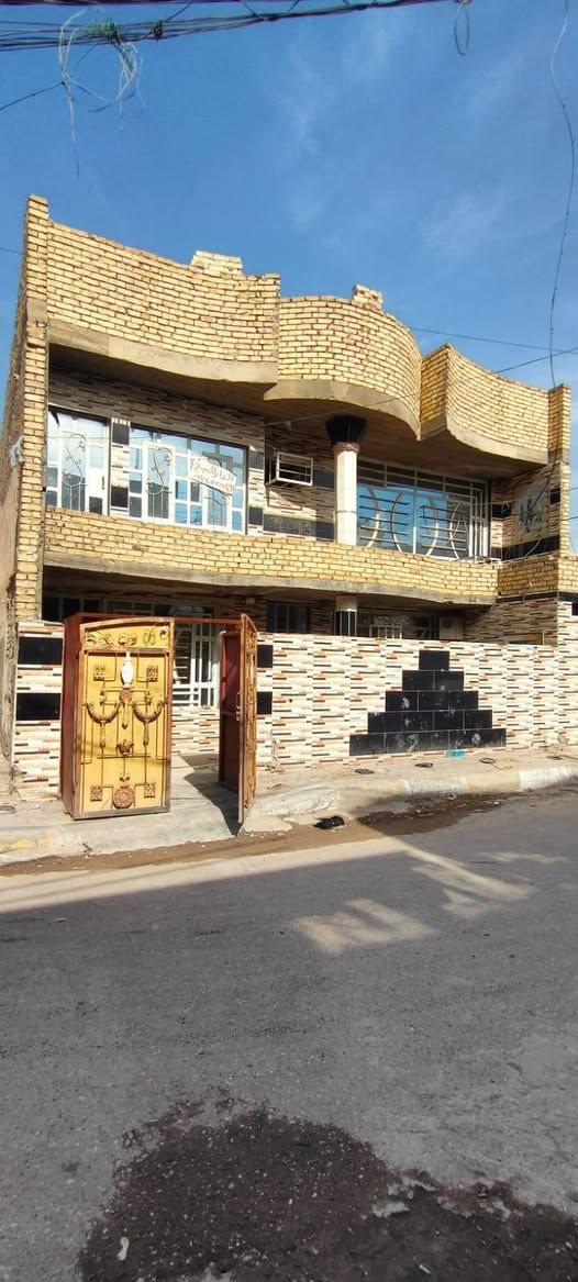 الوصف:
للبيع دار سكنية بمساحة 100 متر تتكون من طابقين،   والبيت ركن 
الطابق الاول: غرفة استقبال واسعة بمدخل مستقل + غرفة معيشة (هول داخلي) + مطبخ بسيراميك + تواليت 
الطابق الثاني: غرفتين نوم (واحدة منها تتميز ببالكون دائري مطل على الشارع ) + هول كبير+ حمام وتواليت 
الدرج الخارجي: درج خارجي جانبي يسهل الوصول للطابق الثاني الأعلى
الموقع: [الحسينية منطقة 5000 ]
السعر المطلـوب: [90 مليون]
حالة السند: [طابو ملك صرف]
للجادين فقط، يرجى الاتصال بنا لترتيب موعد للمعاينة على أرض الواقع:
📞 [رقم الهاتف ***********]
