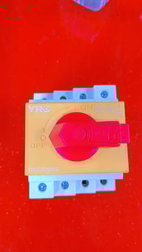 تعلن شركة أرض الرواند الشمسية ☀️🌍 عن توفر قاطع فصل DC للمنظومات الشمسي...