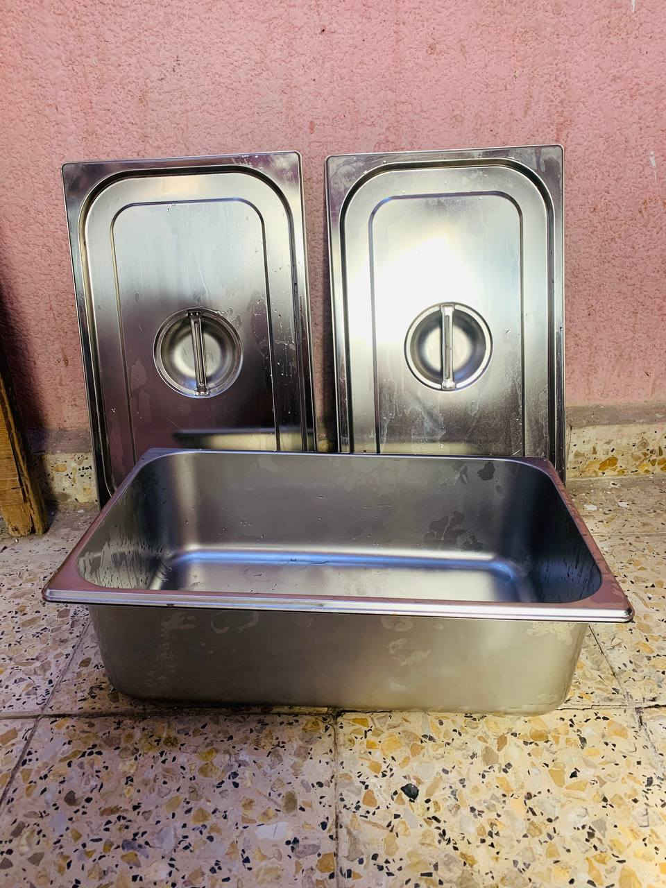 السلام عليكم اخواني 
للبيع عجانة 30 لتر جديده بالباكيت مستعمله كم مره واضحه نظافتها بصور 

ميز ستيل قياس120 نظيف بالباكيت 

صواني رخام 12 قطعه
صواني اسود و3 اخضر 12 قطعه حجم كبير
جديدات

ديكور ورد بهذا الشكل ترتيبه بس نكسرت مني تصليحها جدا بسيط يتركبلها غصن هيج جنت مرتبتها بنقل نكسرت

سبلت للامانه بي عطل بس  وتصليحه بسيط بارد

حافظاات ستيل حجم كبير جديداات مامستخدمات 

وبعد عندي سلكونات جديده
قوالب جديده صواني كنافه
اغراض ورد طبيعي  تحفيات

هوايه اشياء

للاستفسار ع رقم ***********
عنوان ناصريه
