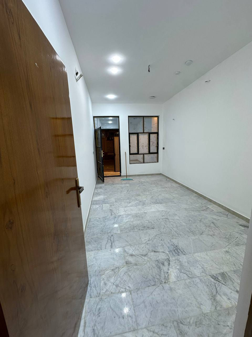 مشتمل للبيع  
مساحة المشتمل77م
واجهة 3.35م
نزال23م
استقبال  وحولي مطبخ وخدمات  نوم واحدة في الطابق الأول 
......
2نوم وخدمات في الطابق الثاني 
........
موقع المشتمل الشعب حي التجار  قرب جامعه الامام الكاظم 
......
اتصال واتساب موجود 
*********** علاء 
*********** ابو ضياء
