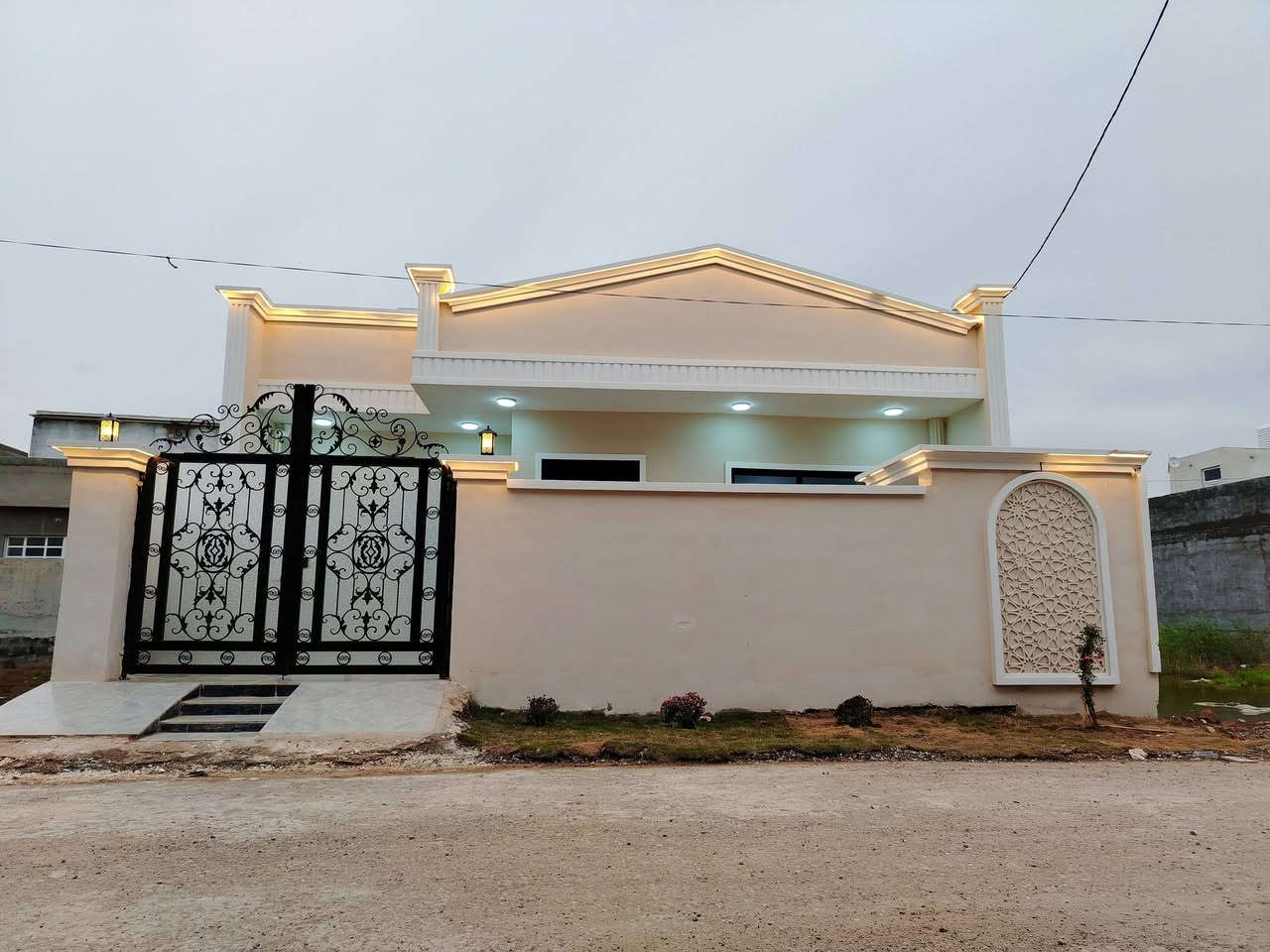 🔥 فرصة مميزة – دار حديثة للبيع (جاهزة للسكن فوراً)
الموقع بعقوبة تقاطع القدس دور الزراعة الثالثة 
📐 المساحة: 170 متر
📏 الواجهة: 10 متر نزال 17 متر
🏠 طابق واحد
✨ التفاصيل الداخلية:
كراج سيارة 🚗
صالة واسعة ومريحة
 استقبال أنيقة
مطبخ عملي
غرفتين نوم ،، بيتونة
دورة مياه داخل خارج داخلية وخارجية
🏗️ مواصفات البناء والتشطيب:
بناء حديث بمواد عالية الجودة
أرضيات بورسلين فاخرة (نقوش مغربية)
ديكورات جص وبورك
واجهة ملكي فوم تركي ✨
أبواب قاصة خارجية مقاومة للرطوبة
⚡ الخدمات متكاملة:
ماء مجاري تبليط كهرباء

💰 السعر: عند الاتصال او على الخاص 

📞*********** _ ***********
مكتب الجزيرة لبيع وشراء الأراضي والدور السكنية
