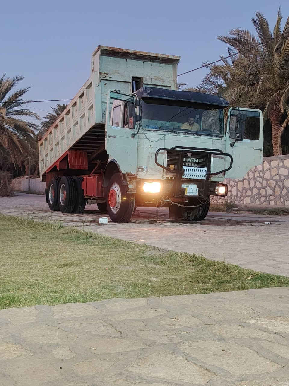 سلام عليكم /مان 81-/ بيع او مراوس البي 75/
تعمير جديد مكينه 25عل سحك 
كير حصير 151
تخم تاير جديد مجموع تعمير جيد 
كله جيد راديتر جديد 
***********
