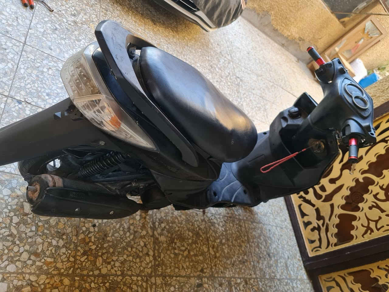 السلام عليكم بيع او مراوس سكنس فحل خطين مكينة لا نضح ولا تبخير يحتاج تفيلس بيها خشونه دراجه شلعه ومعدل نشطه شوف العين ماعرف كابريتر نوزل بيها دمام يشتغل بلوتوث يحتاج ترتيبات بسيطه سعر ٤٢٥ وبيها مجال مكاني زعفرانية للاتصال واتساب ***********
