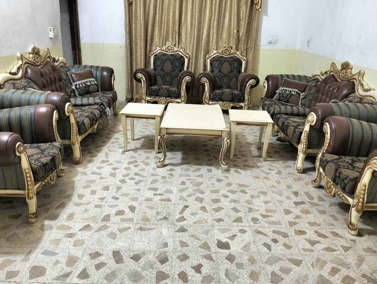 تخم ملكي كلش نظيف 10نفرات مع ميز كبير واثنين طبلات زغار والشراي يتصل بالرقم ***********المكان بعقوبه بهرز
