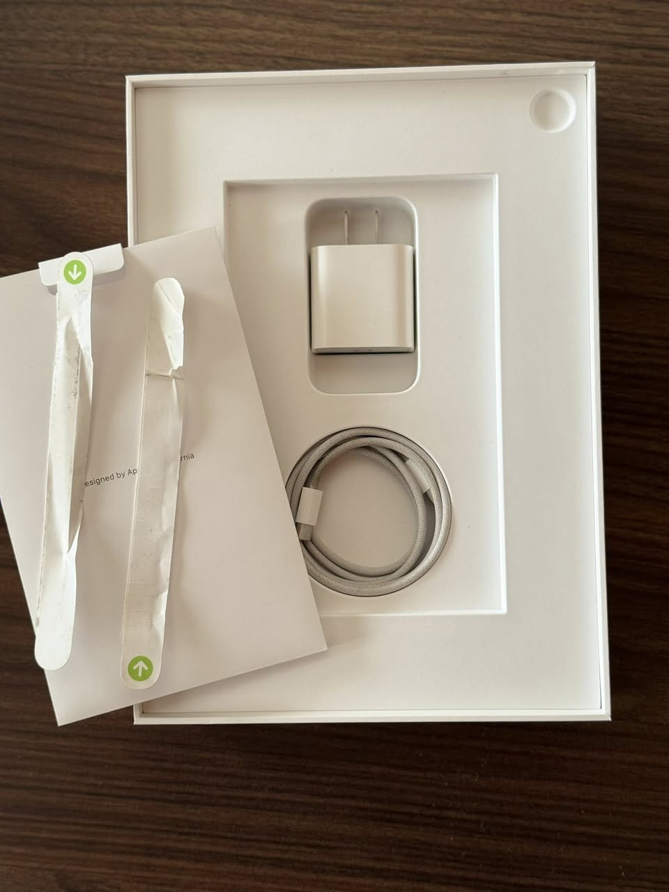 السلام عليكم
: iPad Air6 M2 (11 inch) بحالة  ممتازة 
المواصفات الأساسية:
• المعالج: شريحة M2 القوية (أداء جبار للألعاب والتصميم والدراسة).
• الشاشة: 11 إنج Liquid Retina.
• الذاكرة: 128 جيجابايت.
• الحالة: الجهاز بحالة ممتازة جداً (مثل الجديد)، خالي من أي خدوش أو عيوب تقنية.
• الملحقات: الكارتون وكافة الملحقات الأصلية موجودة.
المميزات الإضافية:
• يدعم أحدث الملحقات بما في ذلك Apple Pencil Pro.
• تم تفعيل الجهاز حديثاً والبطارية بحالة 83%.
السعر: [550]الف دينار
للتواصل مكاني بغداد ***********
