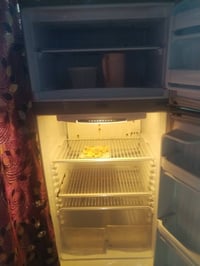 ثلاجه شرط البيع والشرط النزافه 170 وبيها مجال مال بيت الاتصال عله هاذا...