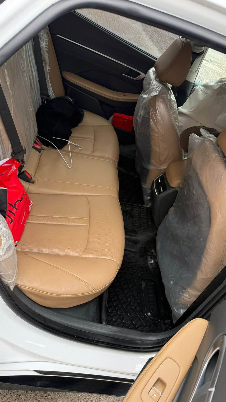 سوناتا 2024
50 الف كيلو متر 
فول مواصفات بانروما . شحن لاسلكي . بصمه . حساسات . تبريد قطعتين . داخل جلد بيجي  . بردات خلفيه بلادي . الوان محيطيه اوتو هولد  فول مواصفات 
مكان السياره اربيل 

كير ومحرك وخارج مكفوله بعدها داخل ضمان الشركة  
هاتف : *********** أربيل, العراق
