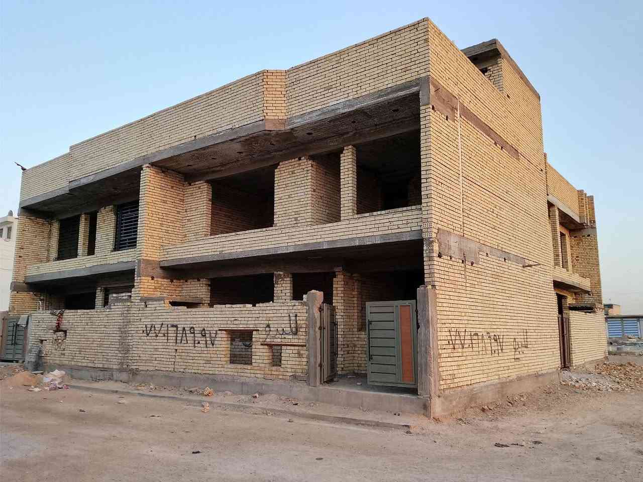 السلام عليكم هيكل للبيع مساحه 100 متر واجهه 10 ونزال 10 اربع غرفه نوم واستقبال ومطبخ وصاله وثالث حمامات على شارع 10 الاتصال على الرقم ***********
