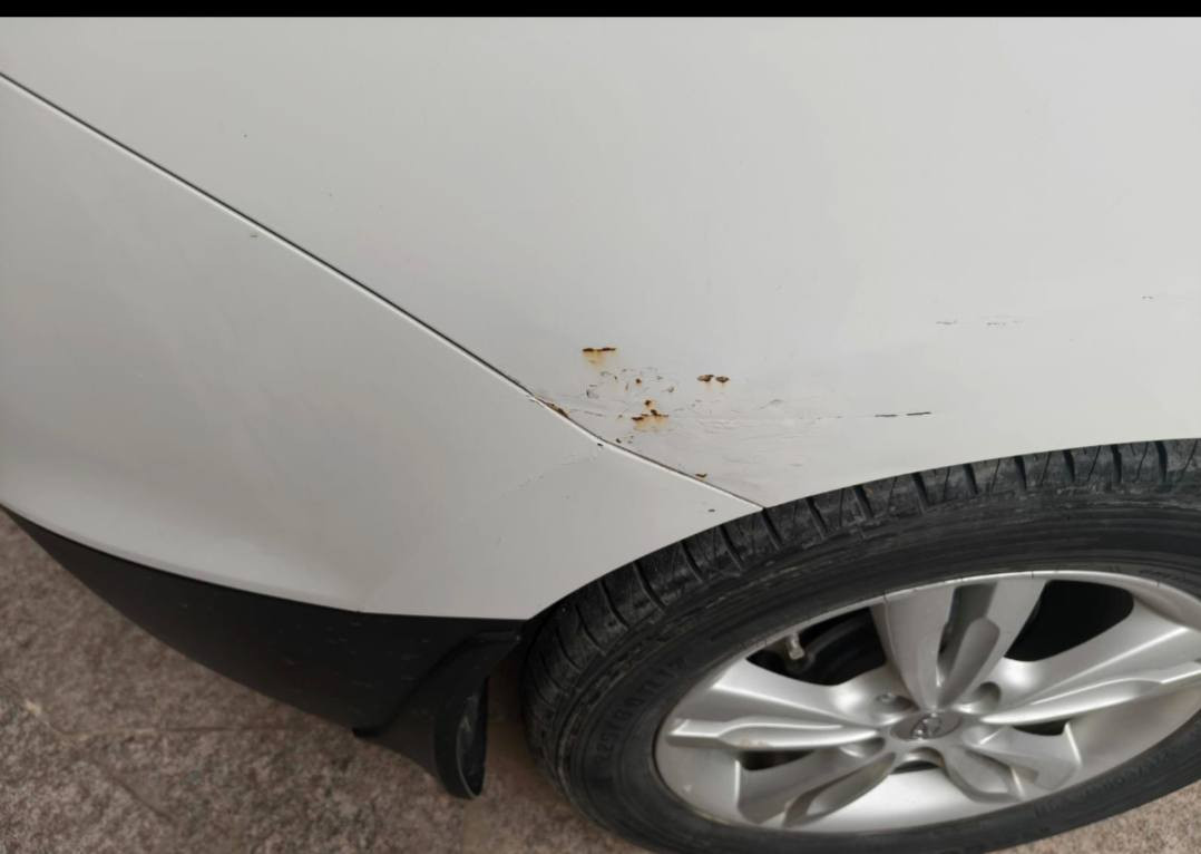 للبيع توسان موديل ٢٠١٤ رقم بابل باسمي رقم جديد دولي تحويل مباشر السياره ماشيه ١٠٦٤٠٠كم قابل للزياده السياره مكفوله ماعدا شخط بالجاملغ الايمن موضح بالصورة بمقدار اقل من شبر تخم تاير علما ان السبير ما نازل ما مفتوح بيها غير صرة الدهن السياره مال بيت نظافه فول السعر المطلوب ١٥٠ ورقه مع مجال بسيط للاستفسار الاتصال على الرقم *********** مكان السياره كربلاء
